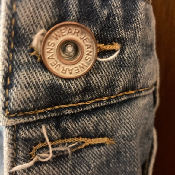 Girls Jean short overalls. Distressed with adjustable straps and stud buttons - Picture 9 of 9